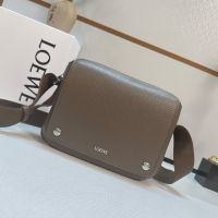 Loewe Medium Pebble Messenger Bag In Supple Grained Calfskin Khaki