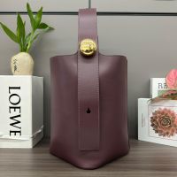 Loewe Medium Pebble Bucket Bag In Smooth Calfskin Burgundy