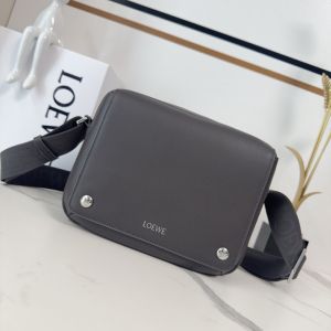 Loewe Medium Pebble Messenger Bag In Smooth Calfskin Grey