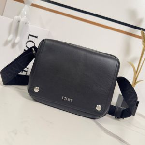 Loewe Medium Pebble Messenger Bag In Smooth Calfskin Black