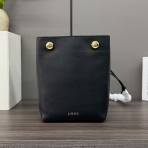 Loewe Pebble Pouch In Smooth Calfskin Black